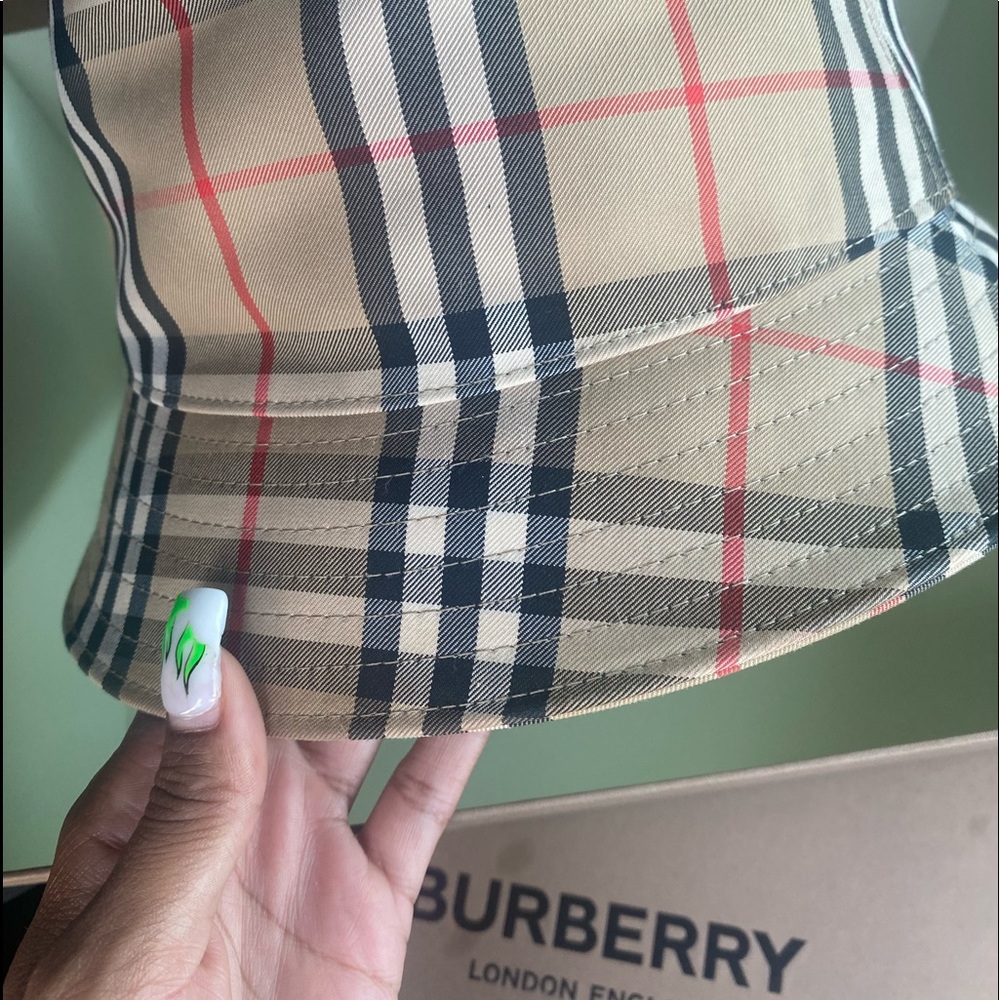 Burberry hat worn once 💕💕 retails for 390